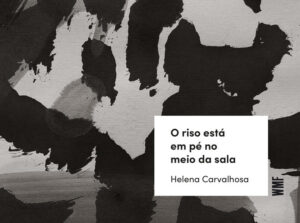 O riso está em pé no meio da sala
