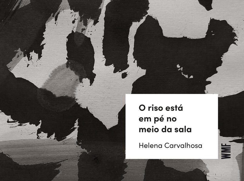 O riso está em pé no meio da sala